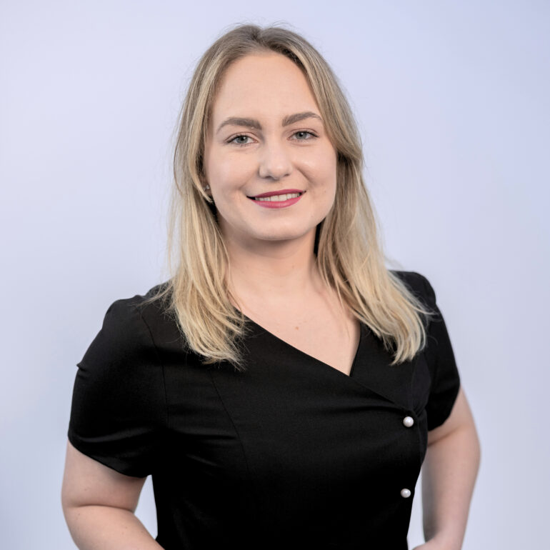 Dr. Melina Onci 13 Dr. Melina Onci